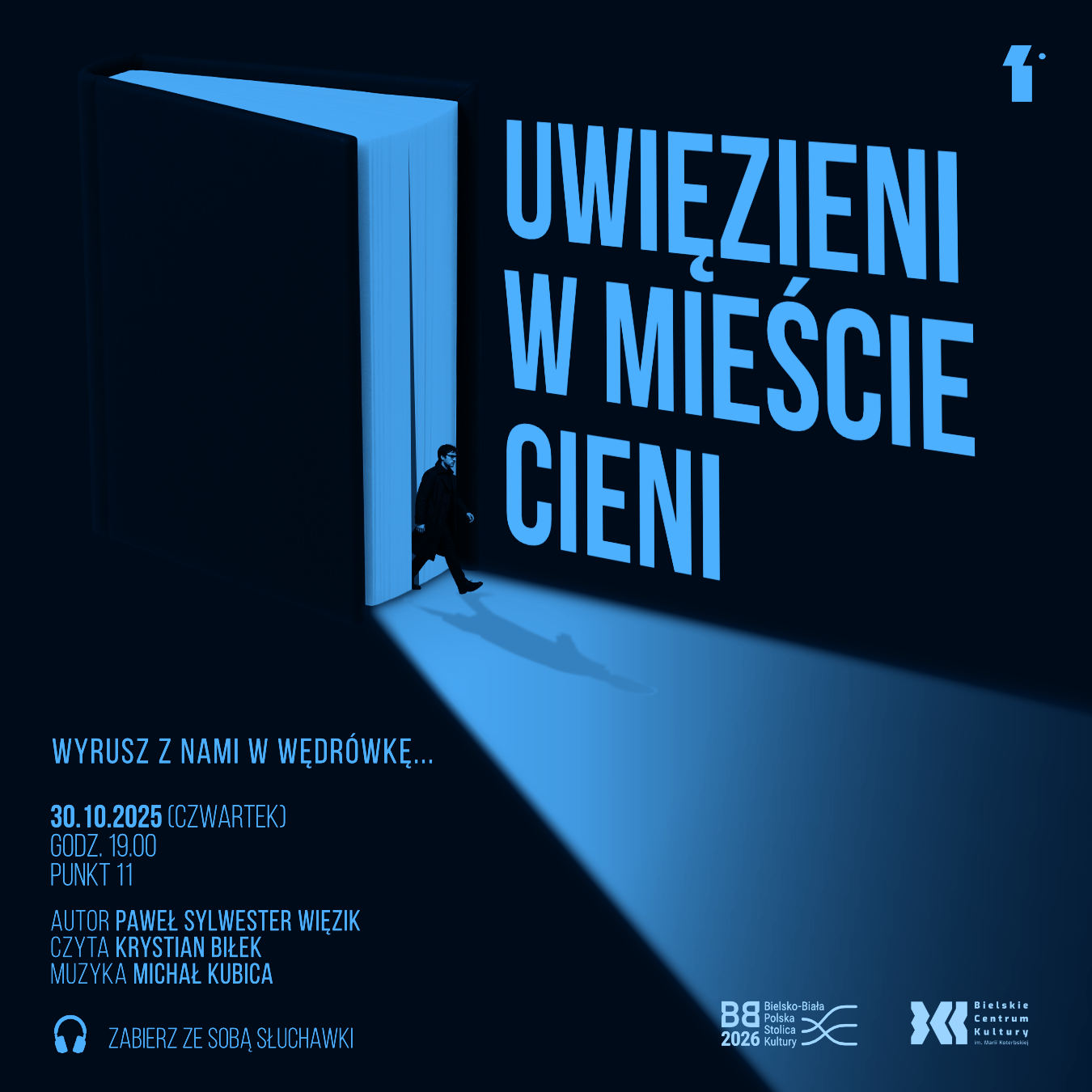 Plakat w ciemnoniebieskiej tonacji. Po lewej stronie widać dużą, stojącą książkę, z której wnętrza wydobywa się jasnoniebieskie światło. Z jej środka wychodzi mężczyzna w długim płaszczu, rzucający długi cień. Po prawej stronie, dużymi literami, napis: „Uwięzieni w mieście cieni”. Poniżej informacje o wydarzeniu: „Wyrusz z nami w wędrówkę… 30.10.2025 (czwartek), godz. 19.00, Punkt 11. Autor: Paweł Sylwester Więzik, czyta Krystian Błek, muzyka: Michał Kubica.” Na dole ikonka słuchawek z napisem „Zabierz ze sobą słuchawki” oraz logotypy: „Bielsko-Biała Polska Stolica Kultury 2026” i „Bielskie Centrum Kultury”