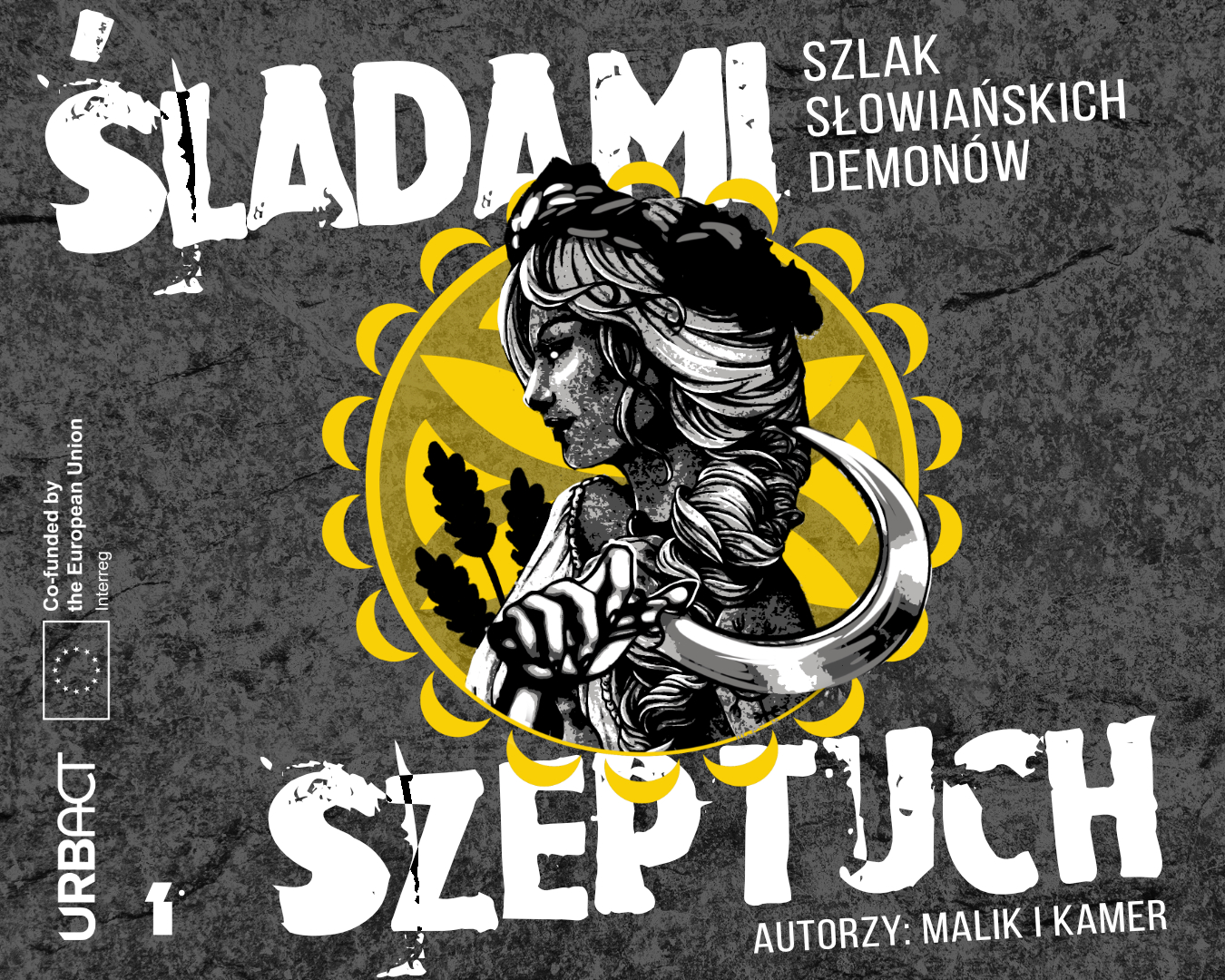 Grafika promująca projekt „Śladami Szeptuch – Szlak Słowiańskich Demonów”. Na ciemnoszarym, teksturowanym tle widnieje ilustracja kobiety w stylu street art – Szeptuchy, z długimi splecionymi włosami i sierpem w dłoni, otoczonej żółtym, stylizowanym motywem słonecznym. W tle widać zarysy roślin, prawdopodobnie ziół. U góry duży napis „ŚLADAMI”, po prawej stronie mniejszy: „SZLAK SŁOWIAŃSKICH DEMONÓW”. Na dole napis „SZEPTUCH”, a pod nim informacja o autorach: „Autorzy: Malik i Kamer”. Po lewej stronie pionowy pasek z logotypami programu URBACT i Unii Europejskiej.