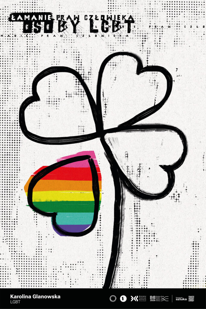 Czterolistna koniczyna narysowana czarną linią, z jednym listkiem w kolorach tęczy, na tle przetartego napisu o łamaniu praw osób LGBT. Plakat łączy symbol szczęścia z realnym problemem, pokazując, że równość nie powinna zależeć od przypadku.