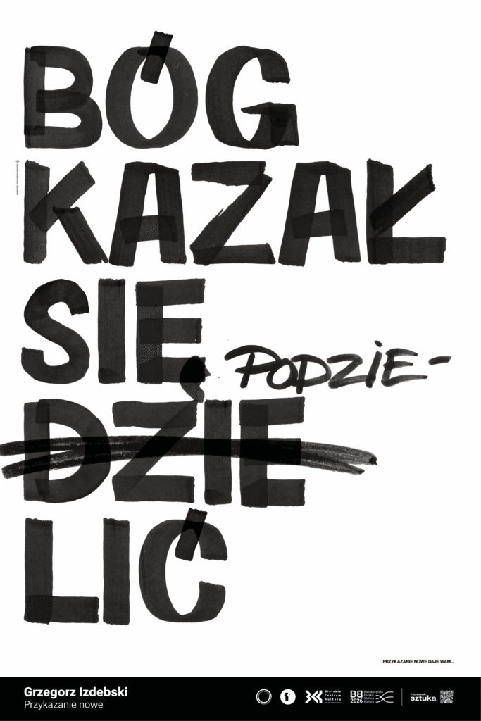 Duże, czarne, malowane litery tworzą hasło „Bóg kazał się podzielić”, a słowo „dzielić” jest mocno przekreślone. Kompozycja wygląda jak energiczna notatka markerem, podkreślając znaczenie dzielenia się sobą z innymi i prostych wartości.
