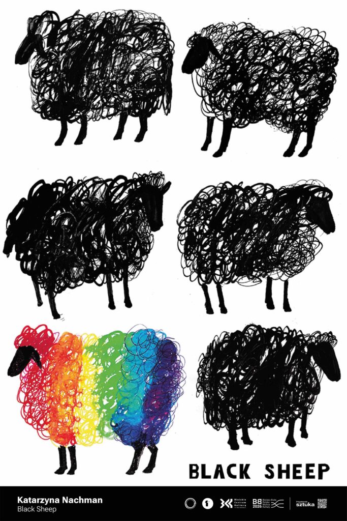 Kilka czarnych owiec narysowanych gęstymi, chaotycznymi liniami stoi w rzędach, a jedna z owiec wyróżnia się tęczową, kolorową sierścią. Plakat opowiada o inności i odwadze bycia sobą, pokazując „czarną owcę”, która właśnie dlatego najpiękniej się wyróżnia.