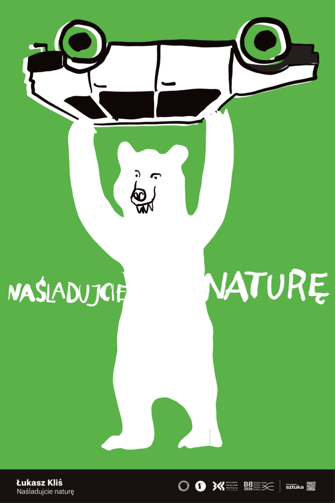 Biały niedźwiedź stojący na tylnych łapach trzyma nad głową odwrócony samochód, wszystko na zielonym tle. Plakat zestawia siłę natury z absurdami ludzkiej działalności, pokazując, że czasem to przyroda daje najbardziej oczywiste wskazówki, jak powinniśmy postępować.