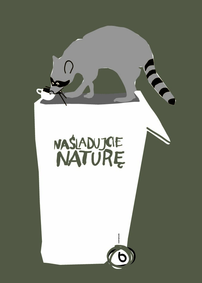 Plakat przedstawia szopa pracza stojącego na dużym białym kontenerze na śmieci. Na kontenerze widnieje napis „Naśladujcie naturę”.