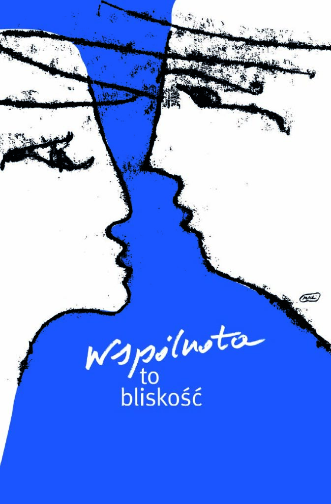 Plakat przedstawia dwie twarze rysowane czarną, ziarnistą kreską, zwrócone ku sobie. Tło w połowie wypełnia niebieski kolor. Na dole napis „Wspólnota to bliskość”.