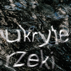 Białe, rozmyte litery „Ukryte rzeki” na tle ciemnej, falującej powierzchni wody.