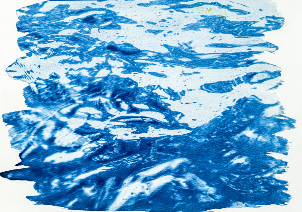 Fotografia rzeki stworzona za pomocą techniki cyjanotypii